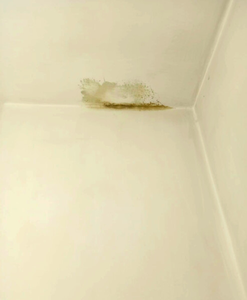 Macchia improvvisa sul soffitto del bagno dovuta a rottura condutture